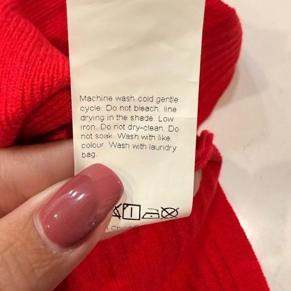 Red V-Neck Ribbed Sweater Vest - Picture 4 of 6